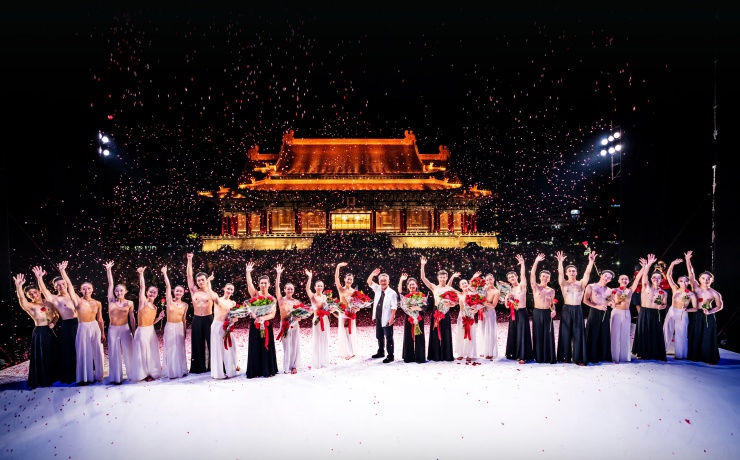 2019年雲門戶外公演，在五萬觀眾如雷掌聲與歡呼中，林懷民率領資深舞者深情謝幕　攝影 劉振祥