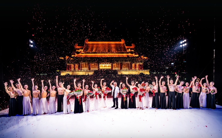 LIN Hwai-min and senior dancers bade farewell in Cloud Gate’s 2019 outdoor performance to 50,000 people Photo by LIU Chen-hsiang